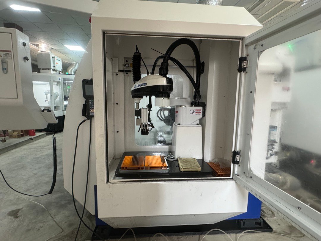 Automated loading robot inside a YINGBA CNC tool grinding cell